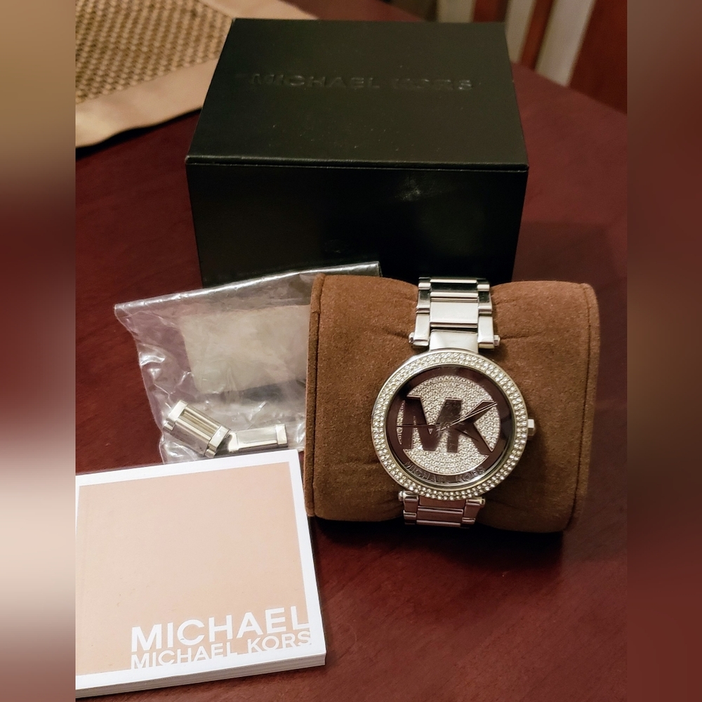 Michael Kors Parker Pavé Silver-Tone Watch. - Picture 4 of 10